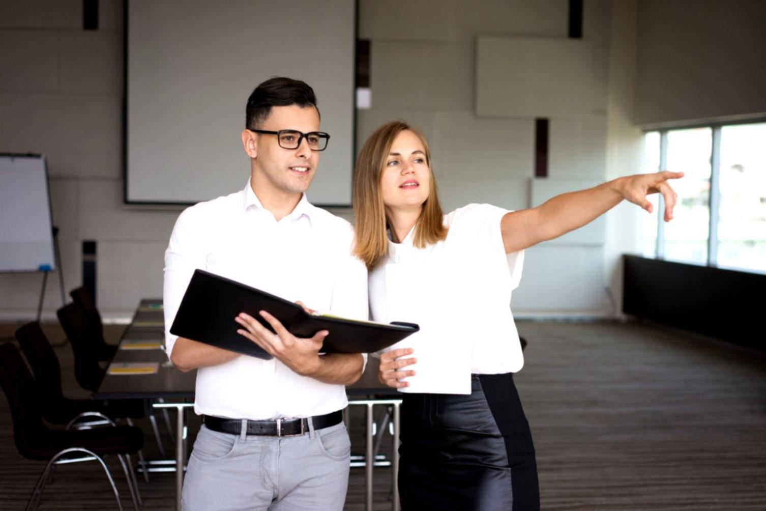 Arbeitsplatz mit verschiedenen Marktanalyse-Dokumenten und Laptop
