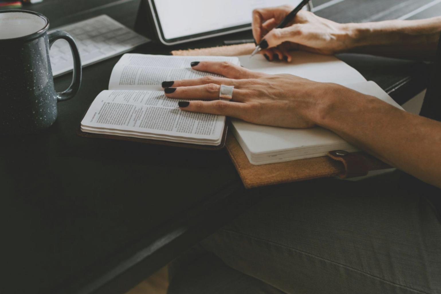 Marktanalyse-Team bei der Datenauswertung in modernen Büroräumen