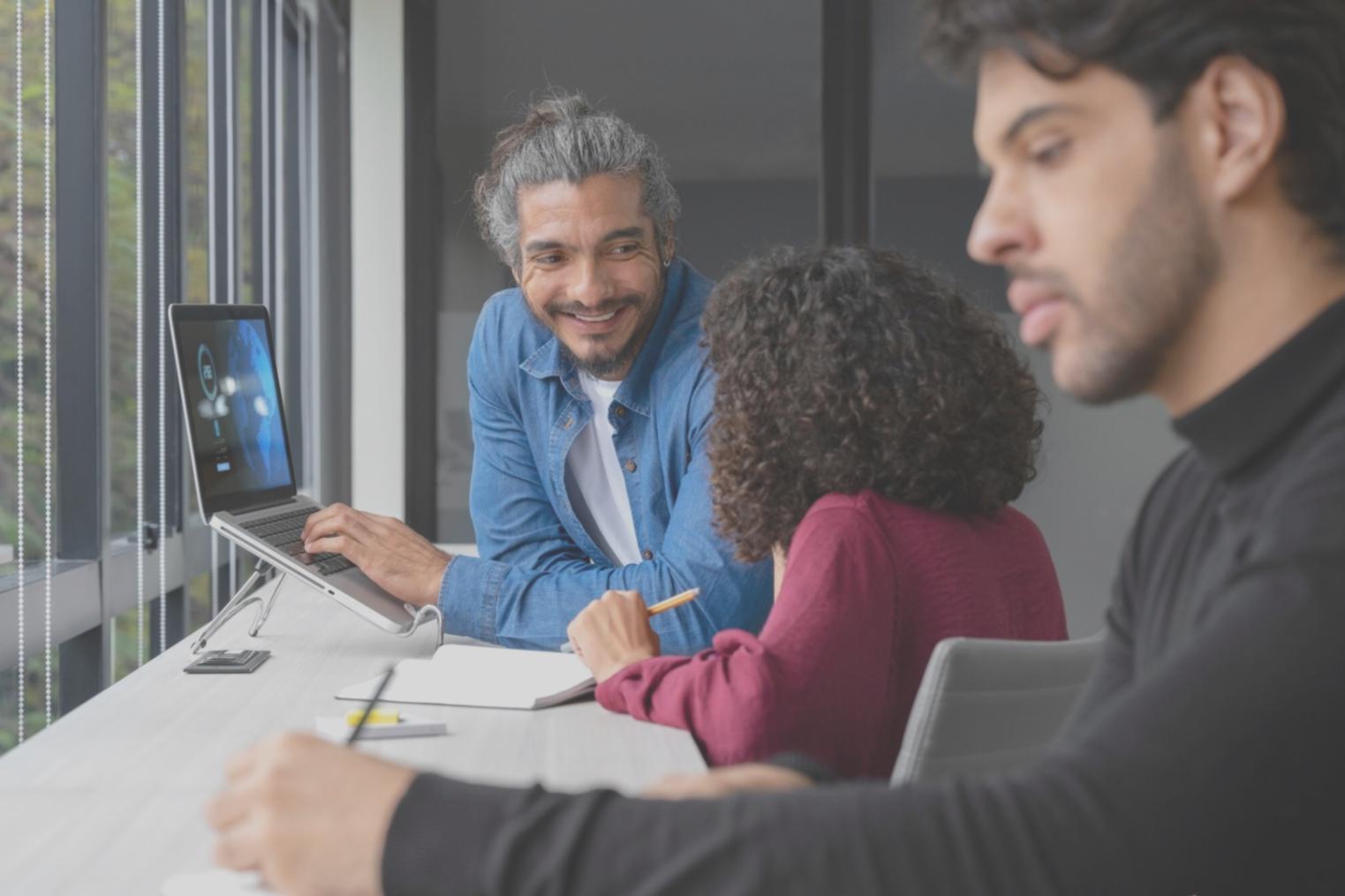 Marktanalyst arbeitet mit Finanzdaten und Diagrammen