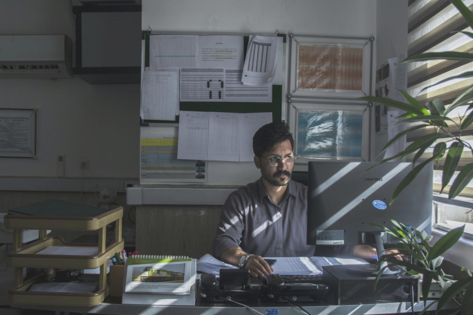 Finanzanalyst erstellt Marktprognosen